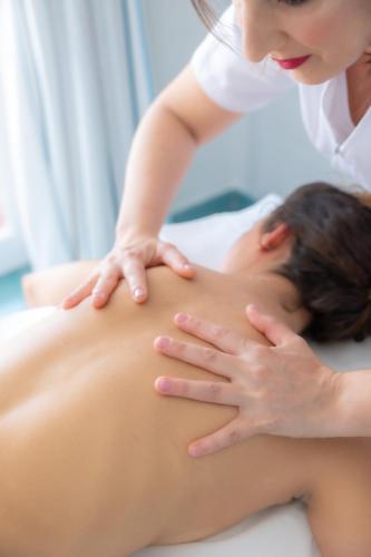 a woman getting a massage from a therapist at Hotel Aurora in Sperlonga