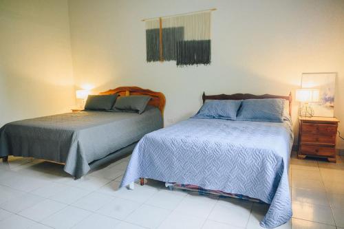 two beds sitting next to each other in a bedroom at Casa Marea in Cambutal