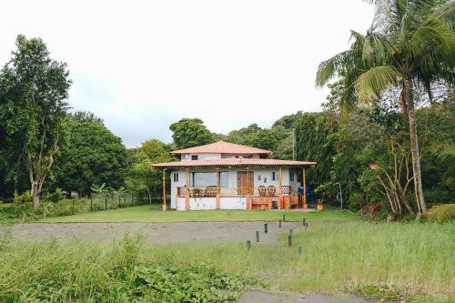 a small house in the middle of a field at Casa Marea in Cambutal