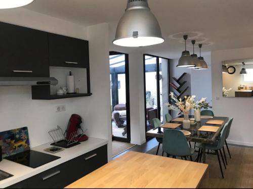 a kitchen and dining room with a table and chairs at Le gauguin in Toulouse