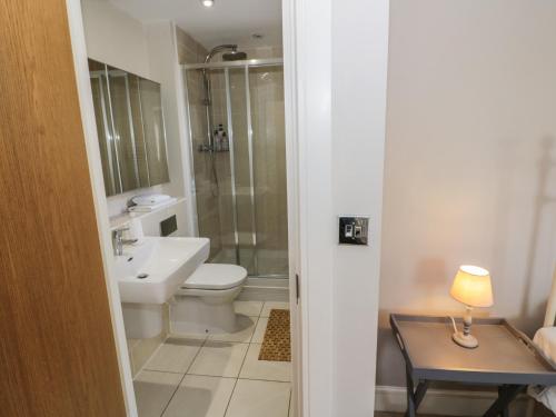 un bagno con wc, lavandino e doccia di 2 Summers Way a Moreton in Marsh