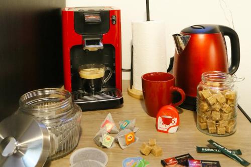 une cafetière assise au-dessus d'une table avec de la nourriture dans l'établissement Vitamine - Services sur-mesure et Parking Gratuit, à Saint-Jean