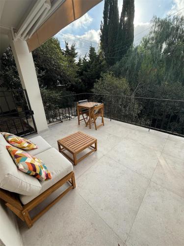 d'une terrasse avec une table, un canapé et une table. dans l'établissement Nid douillet à Cassis, à Cassis
