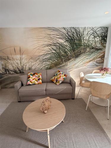 un salon avec un canapé et une table dans l'établissement Nid douillet à Cassis, à Cassis