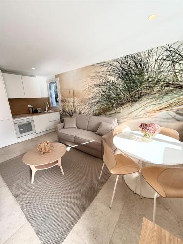 un salon avec un canapé et une table dans l'établissement Nid douillet à Cassis, à Cassis