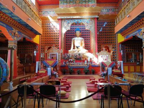 une grande chambre avec une grande statue au milieu dans l'établissement Le Puits Dans La Cour, à Saint-Priest-des-Champs