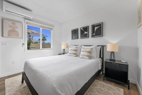 En eller flere senge i et værelse på South O Bungalow 5 - Deluxe Queen Studio + Patio