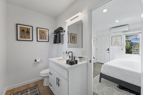 Et badeværelse på South O Bungalow 5 - Deluxe Queen Studio + Patio