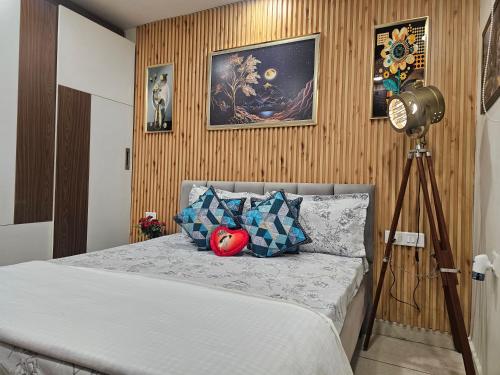 Ένα ή περισσότερα κρεβάτια σε δωμάτιο στο Ultra Luxury 1bhk Flat 1011 by Bliss Stay