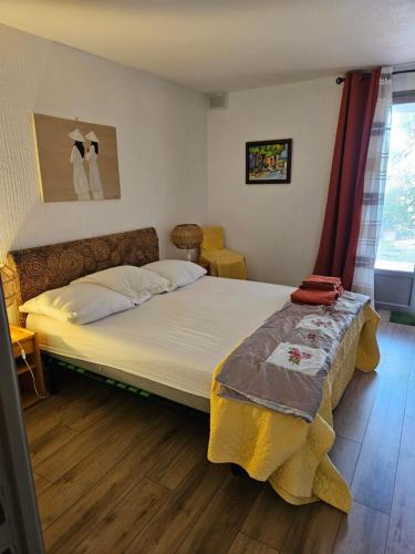 une chambre avec un grand lit dans une pièce dans l'établissement Mazet, à Cavalaire-sur-Mer