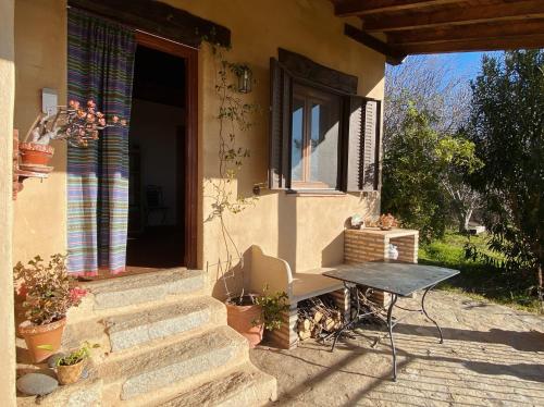 a table sitting outside of a house with a window at Vergel San Pedro in Torremenga