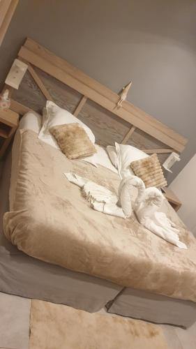 Ce lit se trouve dans un dortoir doté d'un cadre en bois. dans l'établissement Chambre privée, à Porto-Vecchio