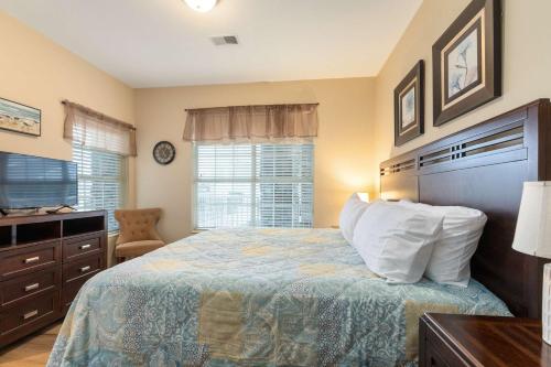 a bedroom with a bed and a desk and a window at Greenside Hideaway - In the heart of Branson in Branson