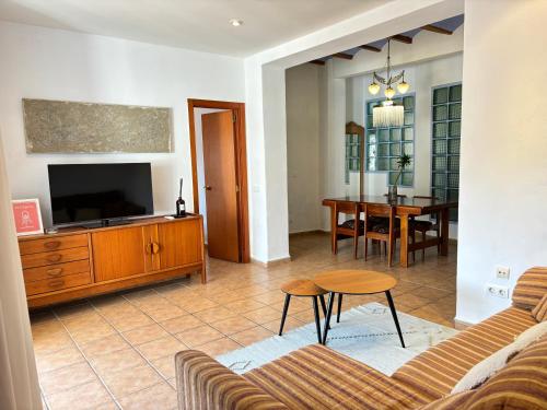 TV a/nebo společenská místnost v ubytování Piso en Vall de Almonacid con vistas, aire acondicionado, Wifi y Smart TV