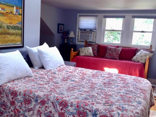 Una cama o camas en una habitación de Magical Bayfrnt Home, Pier, Beach, Fossils, Trails