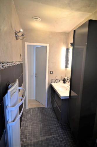 une salle de bain avec un lavabo, des toilettes et un miroir dans l'établissement Maison Indépendante Climatisée à Deux Pas des Plages, Confort et Détente Assurés, à Royan