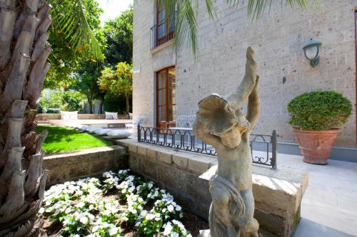 A garden outside Relais Villa Russo