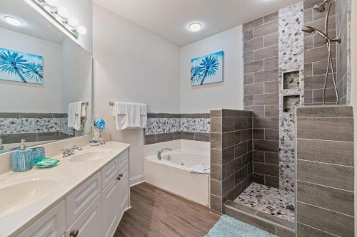 Ένα μπάνιο στο Barefoot Resort - The Havens 715 - Windy Hill Section