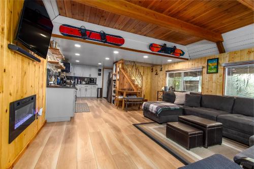 Una sala de estar con un sofá y un televisor. en Tee & Ski Cabin, en Packwood
