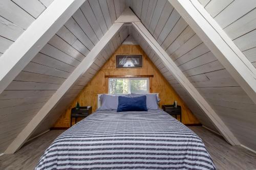 Un dormitorio con una cama en un ático en Tee & Ski Cabin, en Packwood