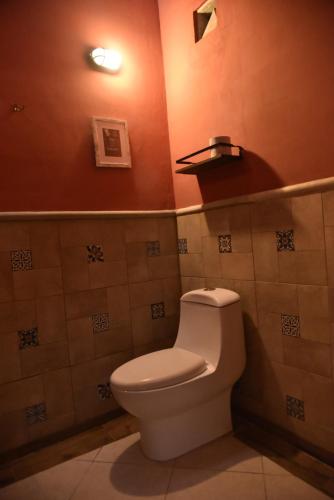 a bathroom with a white toilet in a room at Habitación, balcón frente al mar y alberca in Lerma