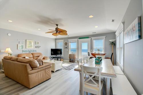 ein Wohnzimmer mit Sofa und Tisch in der Unterkunft Shore Blessed in North Topsail Beach