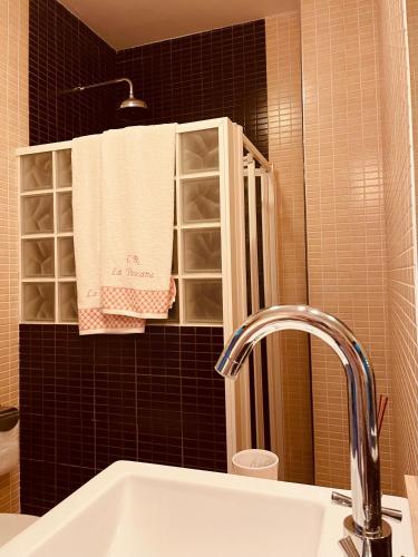 a bathroom with a sink and a bath tub at La Toscana in Los Cortijos