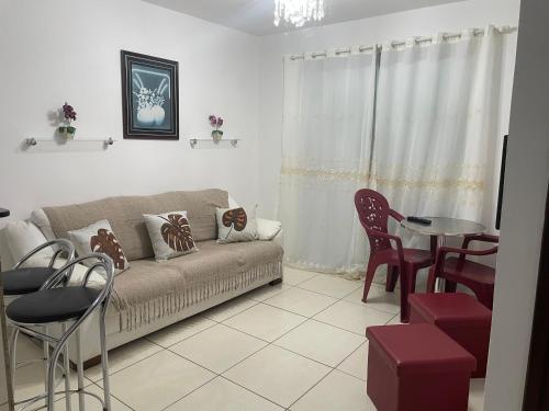 un soggiorno con un divano e un tavolo di Jacumã AP a Conde