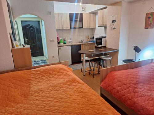 una camera da letto con un letto e una cucina con un tavolo di Darvik appartement a Ohrid