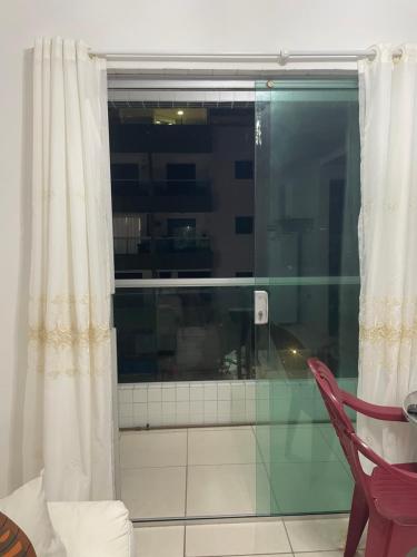 una camera con finestra e sedia rossa di Jacumã AP a Conde