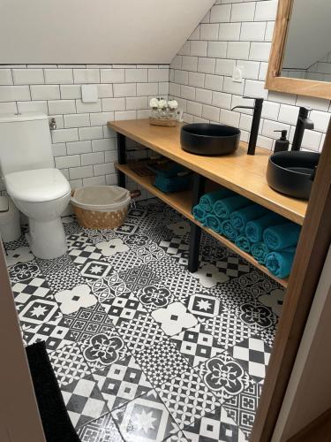 La salle de bains est pourvue de toilettes et de deux lavabos. dans l'établissement gite LE MONT MARSIS, à Gourdon