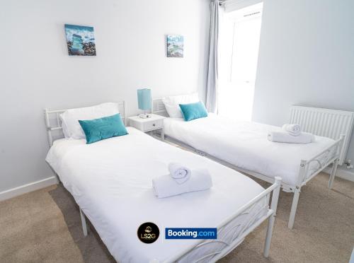 Ένα ή περισσότερα κρεβάτια σε δωμάτιο στο Spacious 2 Bedroom Flat By LS2G Short Lets & Serviced Accommodation Greater London With Free WIFI
