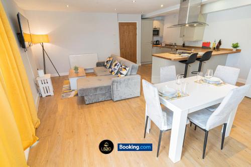 Η κουζίνα ή μικρή κουζίνα στο Spacious 2 Bedroom Flat By LS2G Short Lets & Serviced Accommodation Greater London With Free WIFI