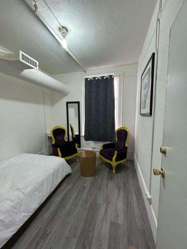 Postel nebo postele na pokoji v ubytování SF Travelers Inn