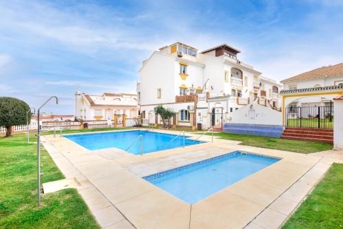 eine Außenansicht eines Hauses mit Swimmingpool in der Unterkunft Balcón de Benalmádena in Benalmádena