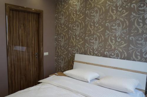 Een bed of bedden in een kamer bij Apartment on Pozhyaki
