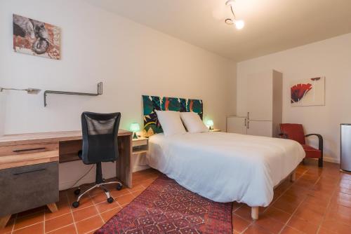 une chambre avec un lit, un bureau et un ordinateur dans l'établissement La PARERIE, à Carcassonne