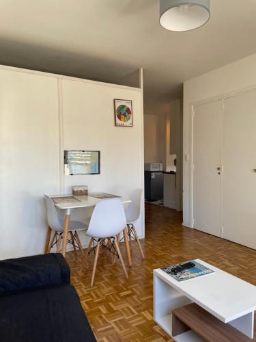 a living room with a couch and a table at Hermoso apartamento en puerta de la Ciudad Vieja in Montevideo