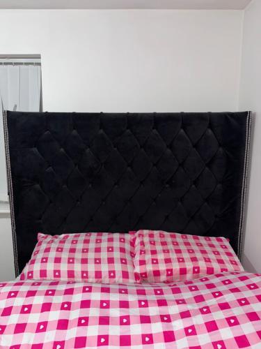 Postel nebo postele na pokoji v ubytování Modern En-suite Private Room Near Leicester Stadium & City Centre