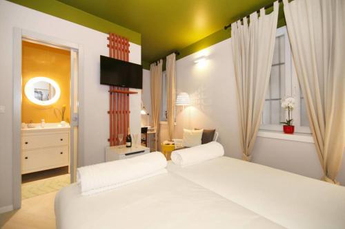 1 dormitorio con cama blanca y lavamanos en Magic Rooms Split, en Split