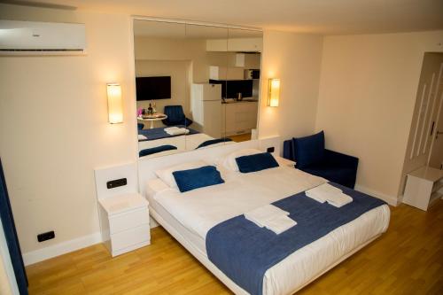 Postel nebo postele na pokoji v ubytování Beautiful apartments near the sea - ORBI CITY N8