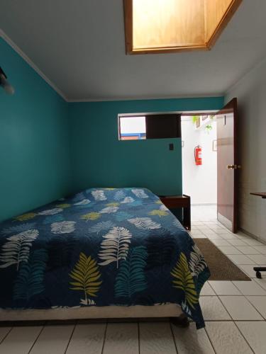 Postel nebo postele na pokoji v ubytování Hostal Caleta Abarca