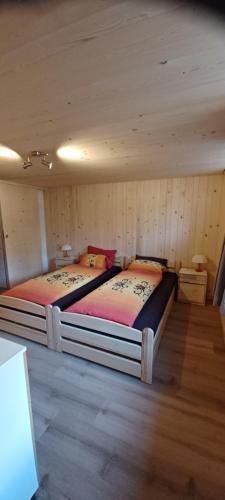Postel nebo postele na pokoji v ubytování Dorfblick