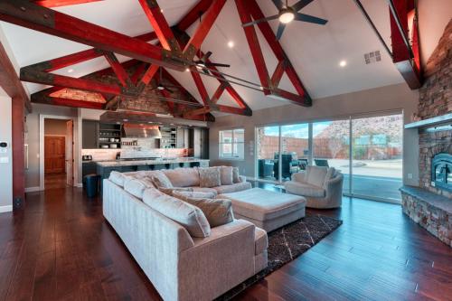 Una sala de estar con dos sofás y una chimenea. en Dive Into Adventure Large Luxury Family Home in Kanab Pool Slide and Hot Tub, en Kanab