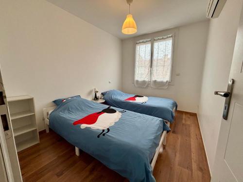 佩皮尼昂Superbe Appartement T3 Centre ville de Perpignan的配有两张床的房间