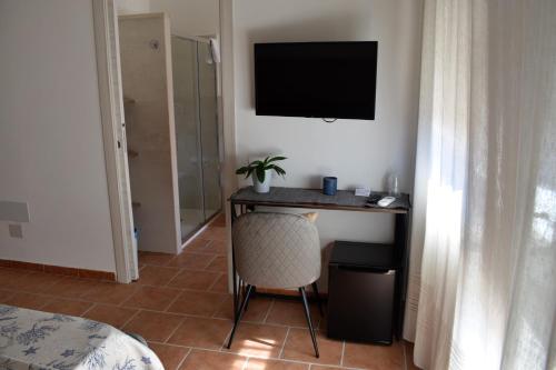 TV a/nebo společenská místnost v ubytování Albergo Ristorante Locanda Rosella