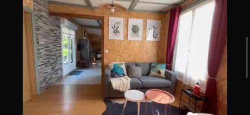 un salon avec un canapé et une table dans l'établissement chalet cosy au calme, à Laveline