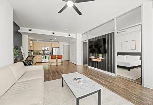 Χώρος καθιστικού στο Modern Downtown City View High-Rise with Balcony, Gym, Pool, Free Parking 7th Floor