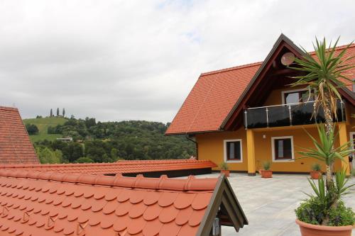 vista su una casa con tetto di Nussberg Chalet a Ehrenhausen