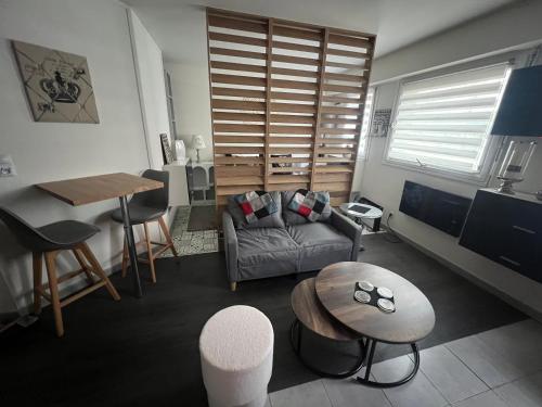 un salon avec un canapé et une table dans l'établissement Studio haut de gamme, à Marcq-en-Barœul
